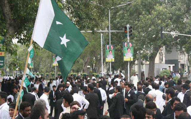 کورونا وائرس:وکلا امداد کیلئے اہل،کلرک محروم