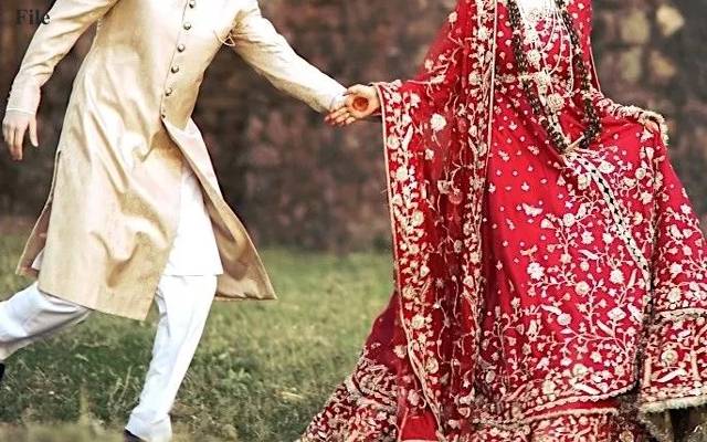 لاک ڈاؤن میں انوکھی شادی، انٹرنیٹ پر ہلچل مچ گئی