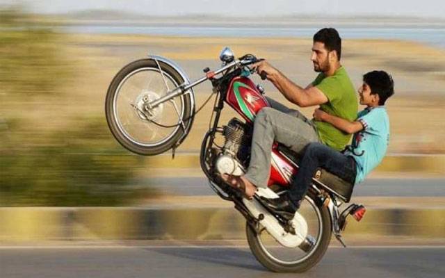 پولیس ون ویلنگ کرنیوالوں کے سامنے بے بس