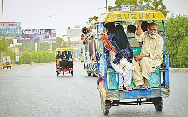 پبلک ٹرانسپورٹ بند،رکشے کورونا کا سبب بننے لگے