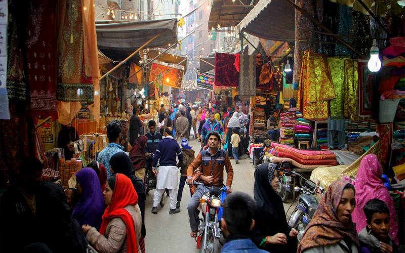 اچھرہ بازار :بازار کھلتے ہی رش بڑھ گیا،احتیاطی تدابیر نظر انداز