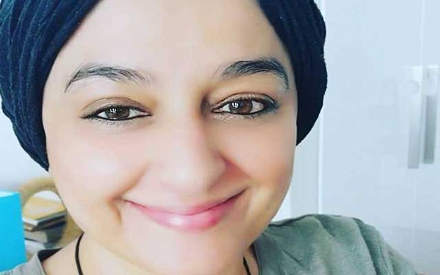 نادیہ جمیل نے کینسر کے علاج کے دوران سر کے بال منڈوا لیے