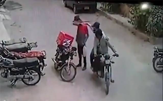 پہلے لوٹا پھر جپھی ڈالی،انوکھی ڈکیتی کی ویڈیو وائرل