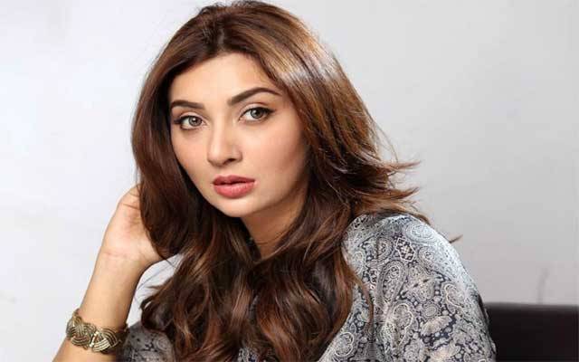 عائشہ خان کی شوہر اور بیٹی کے ساتھ تصویر وائرل