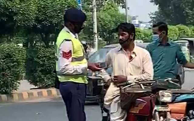  ریلوے ٹریفک پولیس اہلکار کی رشوت لینے پر شامت