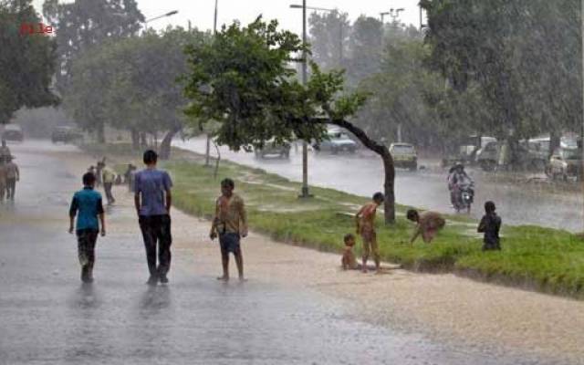 موسلادھار بارش سے جل تھل ایک، نشیبی علاقے زیر آب آ گئے