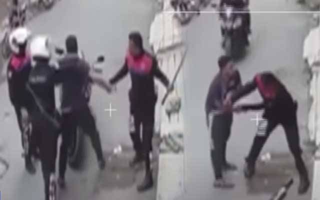 بائیک پر گیند لگنے سے ڈولفن اہلکاروں کا نوجوان پر تشدد