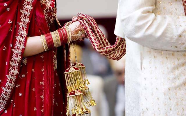 نئے نویلے جوڑے کو 13لاکھ روپے جرمانہ 