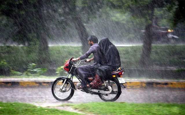  لاہور میں موسلا دھار بارش نے جل تھل ایک کردیا