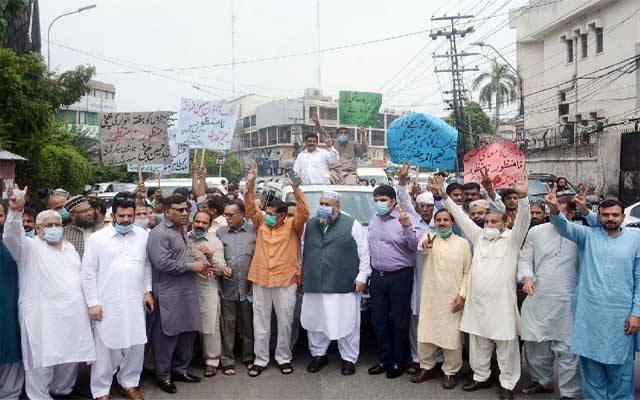 لاک ڈاؤن پابندیاں نامنظور، تاجر سڑکوں پر آگئے