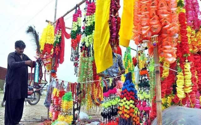 جانوروں کے گھنگھرو، دیدہ زیب پٹے اور دلکش ہاروں کے سٹالز سج گئے