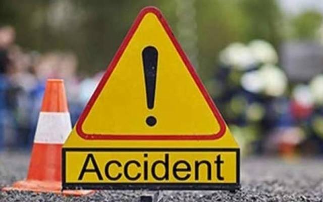 تیز رفتار ٹرالے نے موٹرسائیکل سوار فیملی کو کچل کر ہلاک کردیا