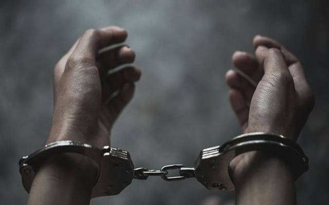 پولیس افسر کو لات مارنے والے شخص کو 28 ماہ قید 