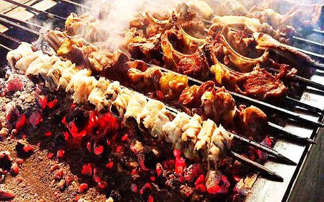 زندہ دلان لاہوریوں نے باربی کیو پارٹیز سجالیں