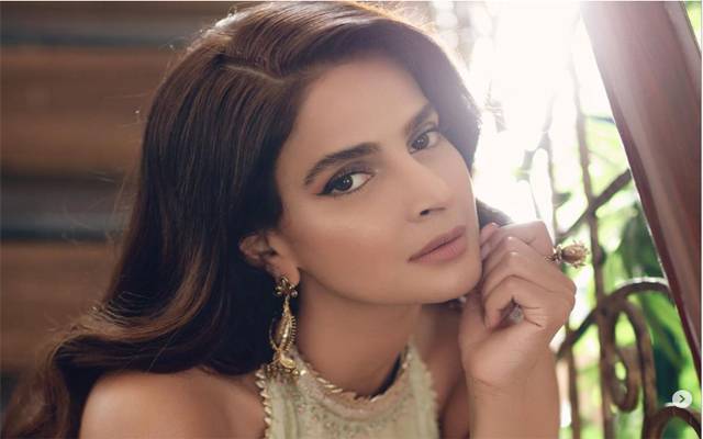 صبا قمر کے لباس نے مداحوں کے مذہبی جذبات کو بھڑکا دیا 