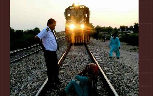 ٹرین ڈرائیور نے پٹڑی پر لیٹی خاتون کی جان بچا لی 