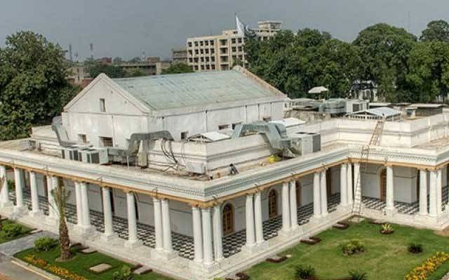 پنجاب کے بیوروکریٹس سکیورٹی اہلکاروں کے سامنے بے بس