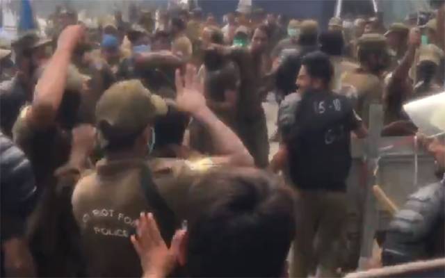 پولیس کا سٹی 42 کے کیمرہ مین پر تشدد