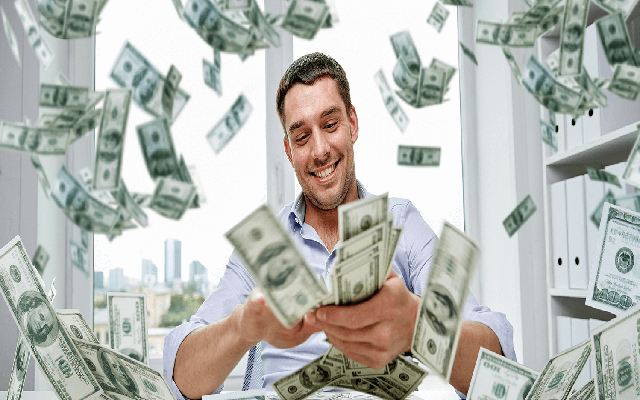 ماں کے ساتھ شاپنگ کیلئے جانیوالا نوجوان کروڑ پتی بن گیا