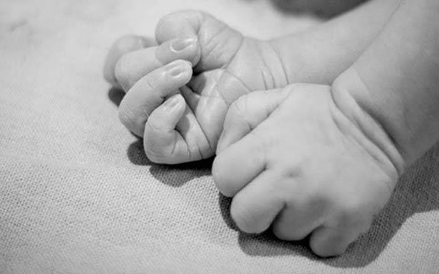 بیوی سے جھگڑا،سنگدل باپ نے 6 ماہ کے بیٹے کو دیوار سے پٹخ کر ماردیا