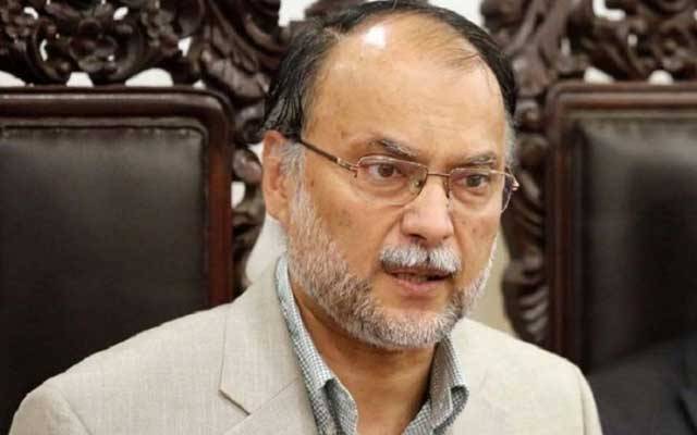 نواز شریف کو باہر بھیجنے والوں کو اقتدار میں رہنے کا کوئی حق نہیں، احسن اقبال