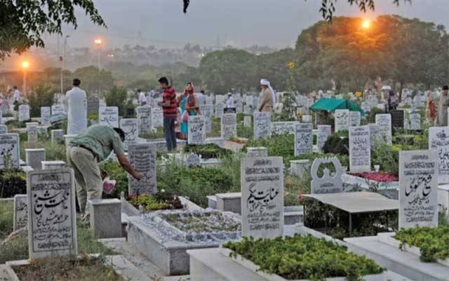 یوم عاشور ، لاہوریوں کی بڑی تعداد شہر خاموشاں پہنچ گئی