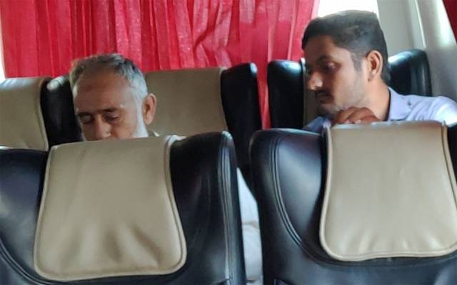 دوران سفر بزرگ مسافر کی طبیعت خراب،ساتھی مسافروں نے انسانیت کی عظیم مثال قائم کردی 