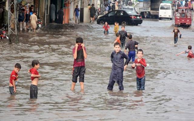 لاہور کی سڑکیں اور گلیاں زیر آب ، چوک چوراہے تالاب بن گئے
