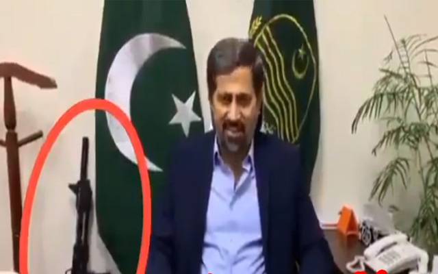 وزیر اطلاعات فیاض الحسن کی طرف سے جدید اسلحہ کی نمائش ،ویڈیو وائرل 
