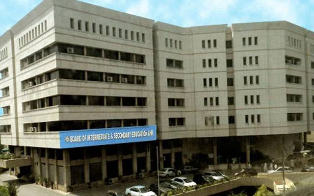  لاہور بورڈ میں میٹرک امتحان میں پوزیشن ہولڈر طالبہ کے دو سکول دعویدار بن گئے