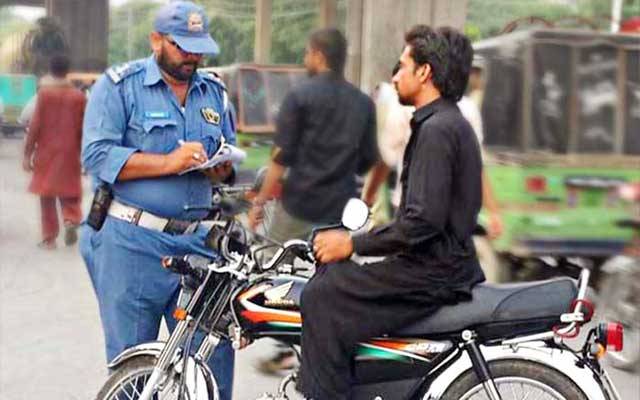ٹریفک پولیس کے ہاتھوں موٹر سائیکل سواروں کی شامت