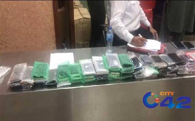 دبئی سے آنیوالے مسافر کے سامان سے 125 سے زائد موبائل فونز برآمد