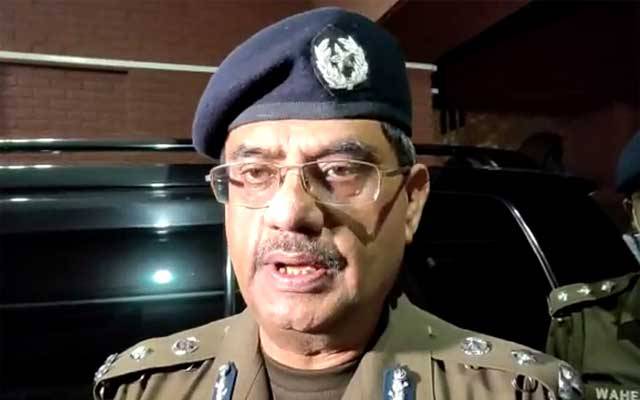 سی سی پی او کو مکا پڑتے پڑتے ر ہ گیا، ڈر کر کرسی کے پیچھے چھپ گئے