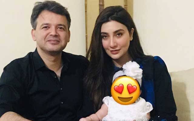 اداکارہ عائشہ خان نے بالآخر اپنی بیٹی کی تصویر شیئر دی