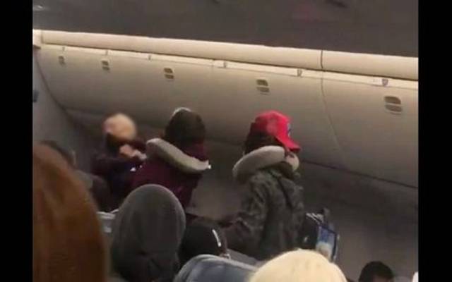 مسافر خاتون کا ایئر ہوسٹس پر حملہ، ویڈیو وائرل