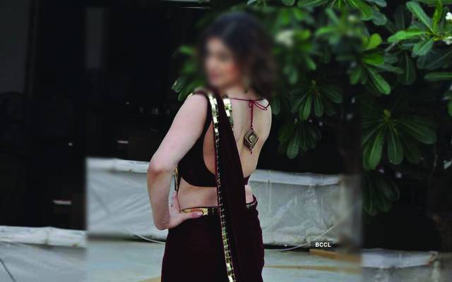 بالی ووڈ اداکارہ نازیبا حرکات کرتے ہوئے پکڑی گئی