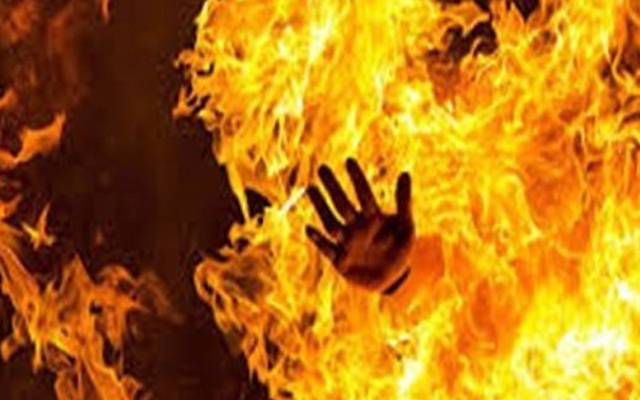 جلاد شوہر نے بیوی پر پٹرول چھڑ کر آگ لگا دی