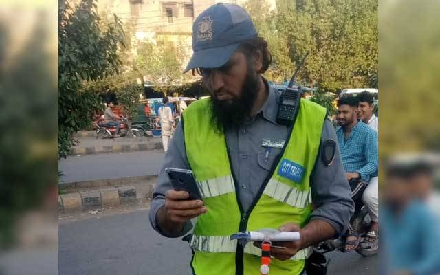  ٹریفک وارڈنز نے شہریوں کو چونا لگانے کا نیا طریقہ ڈھونڈ نکالا