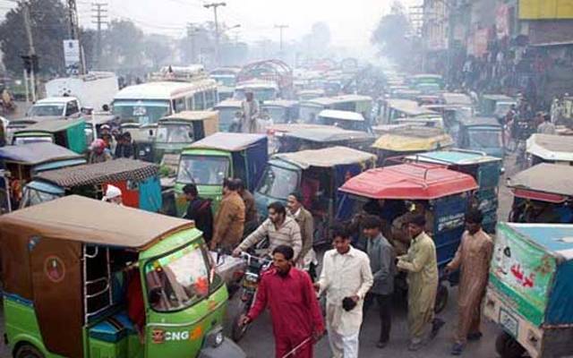  گاڑی کا شیشہ ٹوٹنےپرخواتین کا پارکنگ ملازم پر تشدد