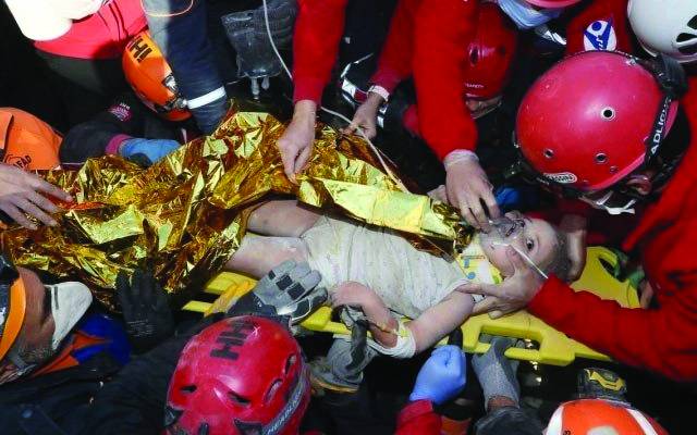 ترکی زلزلہ،91گھنٹے بعد بچی ملبے سےزندہ نکال لی گئی