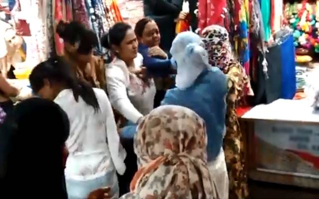 آنٹی کہنے پر خاتون آپے سے باہر، لڑکی کی دھلائی کردی
