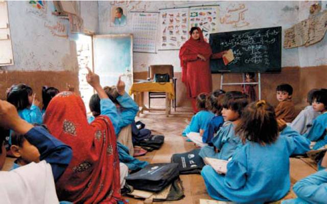 پروموشن حاصل کرنے والی سینکڑوں خواتین اساتذہ رل گئیں