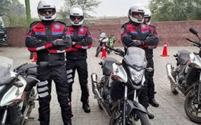ڈولفن سکواڈ کا ڈرائیونگ لائسنس کے بغیر ہیوی موٹر سائیکل چلانے کا انکشاف