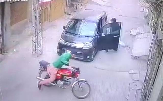 شہر میں ڈاکو راج، دن دیہاڑے کار سوار فیملی کولوٹ لیاگیا
