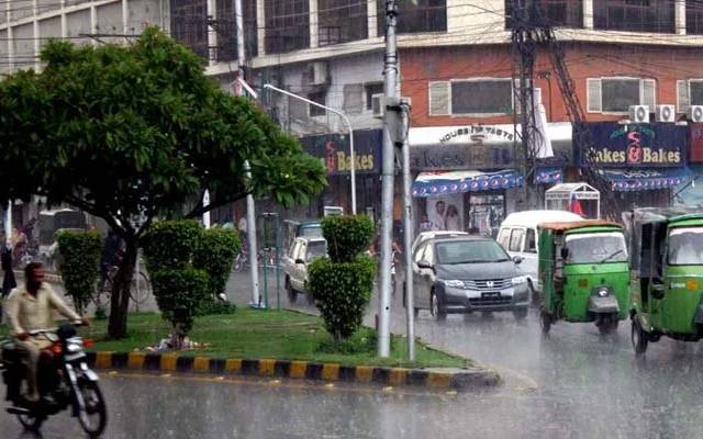 چھٹی کا مزہ دوبالاہوگیا،لاہور میں موسم سرما کی پہلی بارش