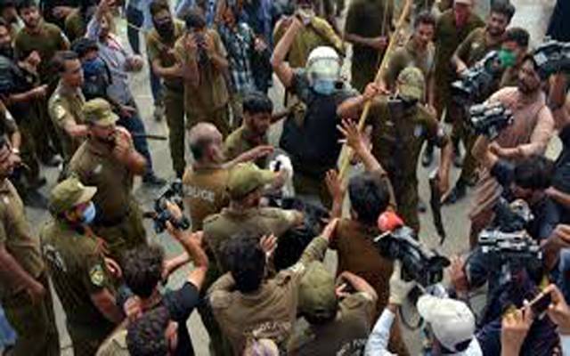 نیب دفتر کے باہر پتھرائو ،ن لیگیوں کی خوشی ادھوری رہ گئی 