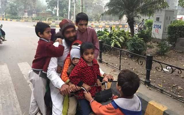 موٹرسائیکل ایک سواریاں 9، شہری پولیس کے ہتھے چڑھ گیا