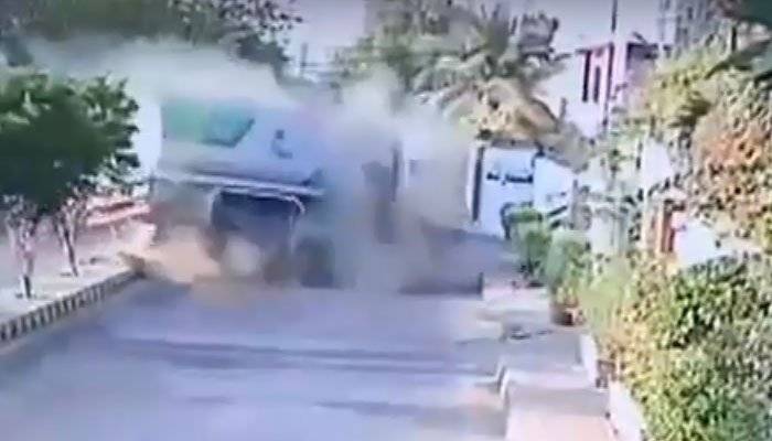 آئل ٹینکر دیوارتوڑ کر گھر میں جاگھسا،فوٹیج منظرعام پرآگئی