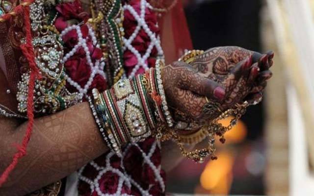 نوجوان سے ہاتھ ہو گیا، لڑکی دکھا کر بوڑھی خاتون سے شادی 