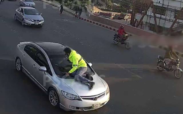 وارڈن کو گاڑی روکنا مہنگا پڑگیا, واقعہ کی فوٹیج منظر عام پر آگئی